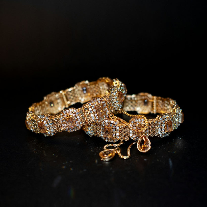 Twisted Radiant Gold Bangle detail